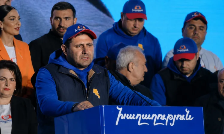 «Դուք դիվերսանտ եք». Պապիկյանը՝ «Ուժեղ Հայաստանին»