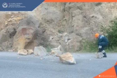 Փրկարարները հեռացրել են երթևեկելի հատվածի քարերը․ ճանապարհը դարձել է երկկողմանի երթևեկելի