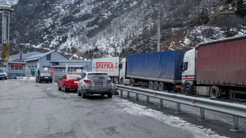 Բեռնատարների երթևեկությունը Վերին Լարսի ճանապարհահատվածում ժամանակավորապես դադարեցվել է