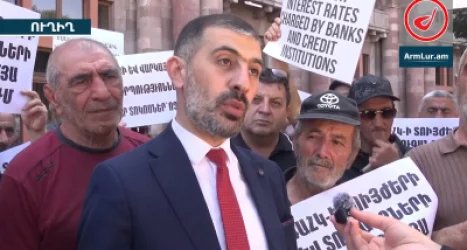 Գեղաշենի բնակիչները բողոքի ակցիա են անցկացրել կառավարության շենքի դիմաց՝ ավազի հանքի վերաբացման դեմ