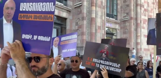 Մինչ Փաշինյանն ու ֆոն դեր Լայենը հանդիպում էին, կառավարության մոտ բողոքի ակցիա էր