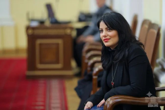 Ալեն Սիմոնյանն ազատել է Աշխեն Հայրապետյանին ԱԺ նախագահի խորհրդականի պաշտոնից