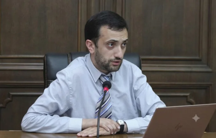 Ո՞ւմ եք ապուշի տեղ դնում. Իոաննիսյանը` Փաշինյանի հետ վիճած կնոջն աշխատանքից ազատման մասին