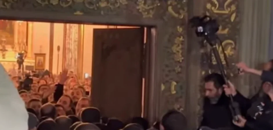 Քաշքշուկ՝ Մայր Տաճարի դիմաց, մարդկանց ինքնազգացողությունը վատացել է. նոր մանրամասներ