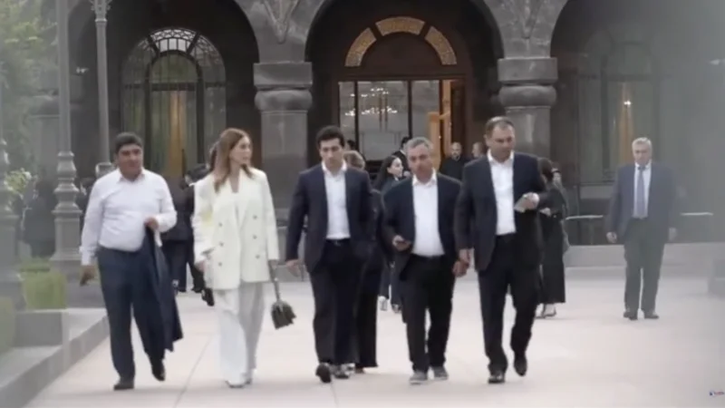 Ընդդիմադիր պատգամավորները հանդիպել են Ամենայն Հայոց կաթողիկոսին