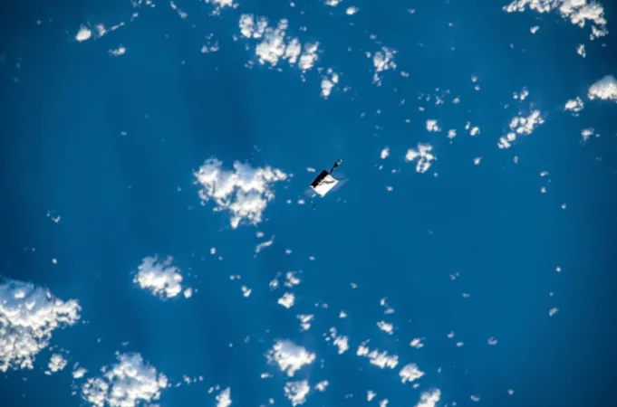 NASA-ի կին տիեզերագնացները ուղեծրում գործիքների տուփ են մոռացել