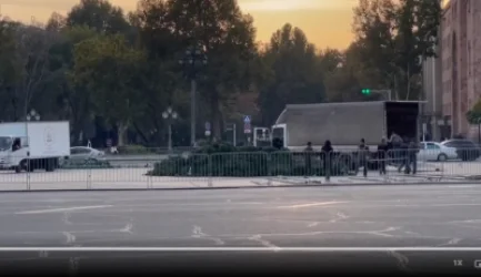 ՏԵՍԱՆՅՈՒԹ. Հանրապետության հրապարակում սկսել են տեղադրել Ամանորի տոնածառը