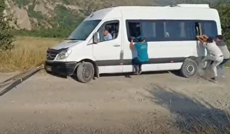 Car Transporting Tourists Veers Off Road in KhndzorESK