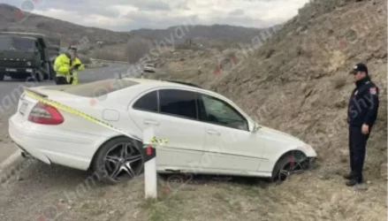 Վայոց ձորում ոստիկանի մեքենան բախվել է ճանապարհի ցուցանակին. կան վիրավոր երեխաներ. ԶԼՄ