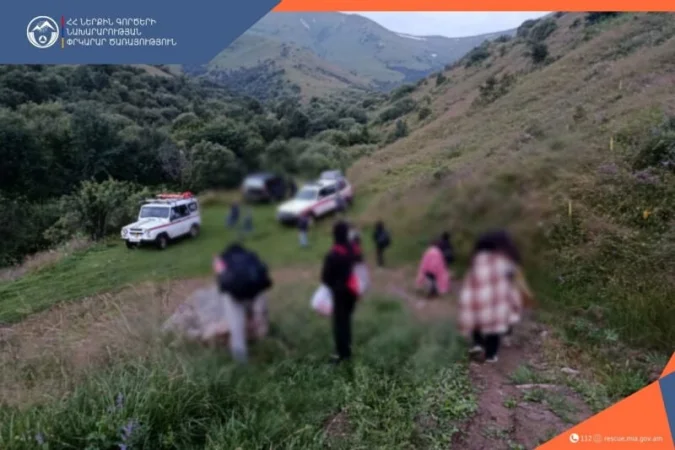12-Person Group Lost in Mountains Rescued by Emergency Team