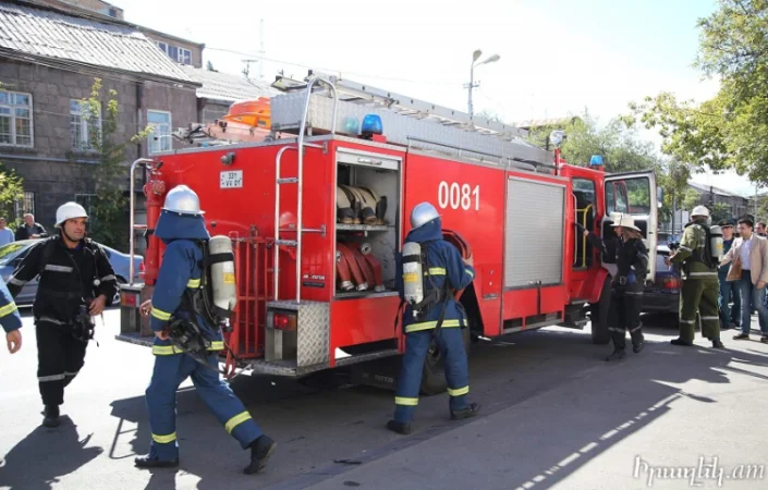 Fire Breaks Out in Apartment in Yerevan, Two Citizens Rescued by Firefighters