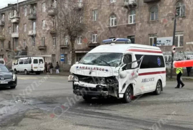 Խոշոր ավտովթար Վանաձորում՝ Շտապօգնության և հրշեջ մեքենայի մասնակցությամբ. կան տուժածներ. ԶԼՄ