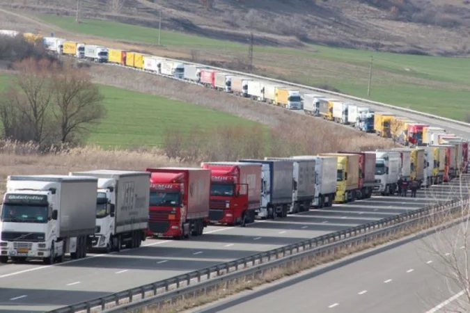 Thousands of Vehicles in Line: Azerbaijan and Georgia Make a Decision