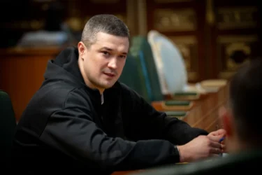 Former Ukrainian Defense Minister Calls for Elections Amid War Conditions
