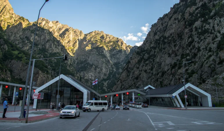 Georgian Interior Ministry Denies Report of 20,000 Russians Crossing Border via Lars