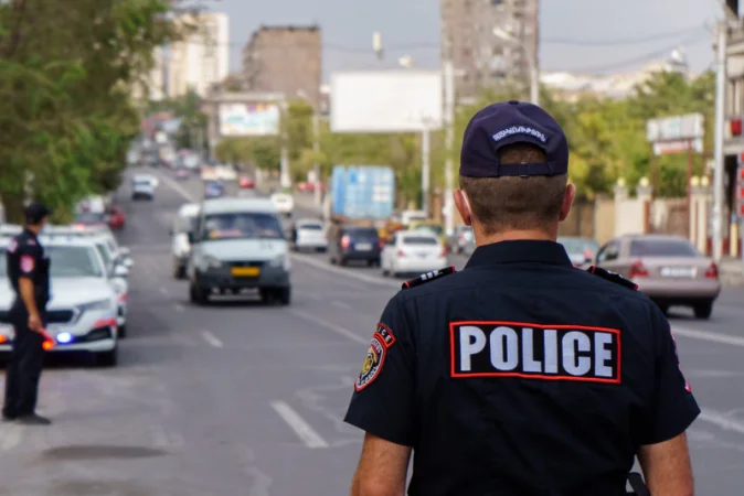 Сотрудник гвардии полиции НГН нашел 3600 долларов в торговом центре