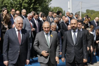 Nikol Pashinyan Meets with Foreign Ministry Leadership