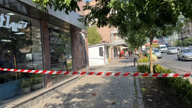 Երևանում 5–րդ հարկի պատշգամբը փլուզվել և հայտնվել է 4–րդ հարկում. կան վիրավորներ