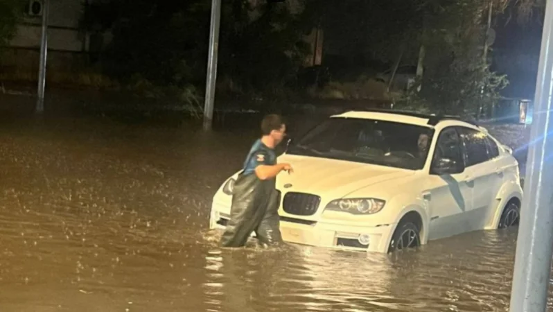 Consequences of Heavy Rain in Yerevan: Rescuers Remove Trapped Vehicles