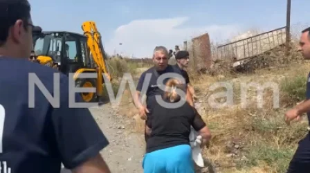 ՏԵՍԱՆՅՈՒԹ․ Լաց, գոռում, գոչյուն․ բնակիչները քարերով հարվածում են տնակները քանդելու եկած մեքենաներին