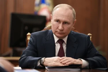 Постепенное завершение войны может угрожать власти и жизни Путина, считает The Economist