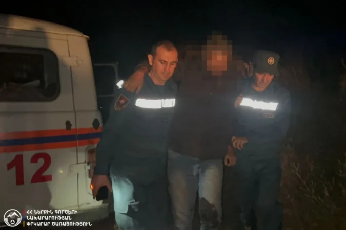 Rescuers Bring Citizen Out of Difficult Terrain