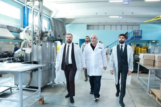 Պապոյանն այցելել է «Արարատ» կոմբինատ՝ հետևելու մթերումներին