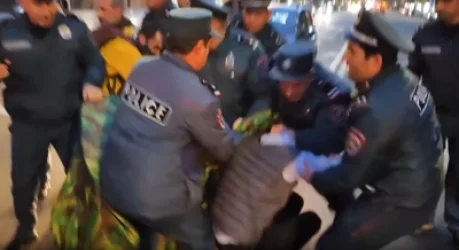 ՏԵՍԱՆՅՈՒԹ․ Մաշտոցի պողոտայում իրավիճակը լարված է․ ոստիկանները բերման են ենթարկել ակցիայի մասնակիցներին