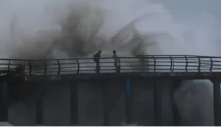 ՏԵՍԱՆՅՈՒԹ․ Ինչպես է Բաթումիում փոթորկի ուժգին ալիքը հարվածում մարդկանց