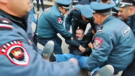 ՏԵՍԱՆՅՈՒԹ. Ոստիկանությունը բերման ենթարկեց «Զանգ» շարժման 13 ակտիվիստների. լարված իրավիճակ Երևանի կենտրոնում