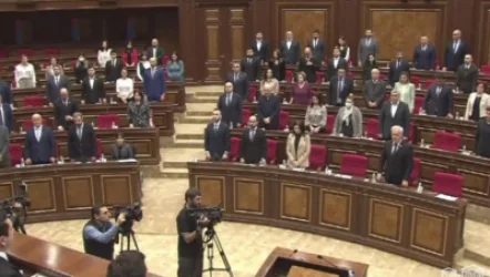 ՏԵՍԱՆՅՈՒԹ. ԱԺ-ում մեկ րոպե լռությամբ հարգեցին երեկ զոհված զինծառայողի հիշատակը