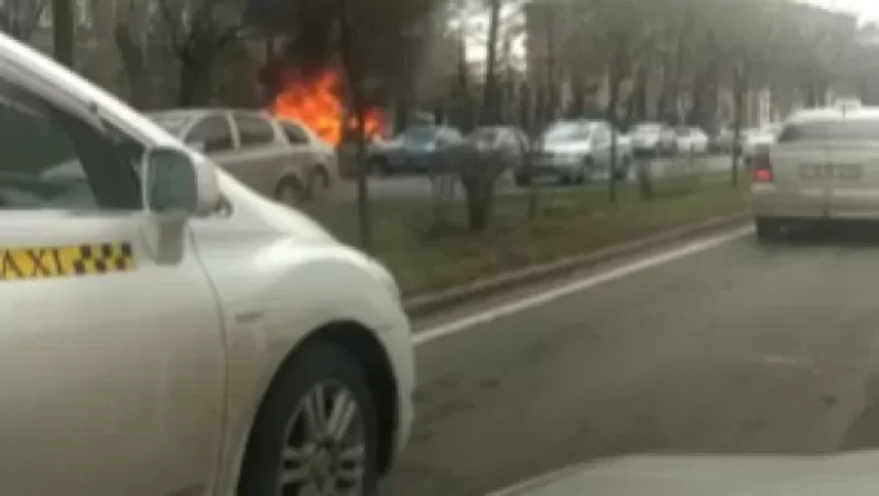 Երևանի Աբովյան փողոցում այրվել է ավտոմեքենա. ԱԻՆը մանրամասնում է