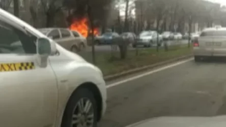 Երևանի Աբովյան փողոցում այրվել է ավտոմեքենա. ԱԻՆը մանրամասնում է