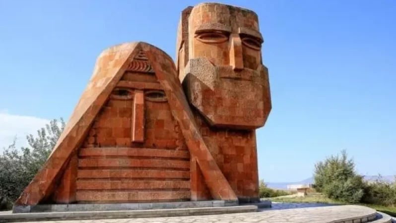 Այսօր Արցախի խորհրդանիշ «Դեդո-բաբո»  հուշարձանի տեղադրման օրն է