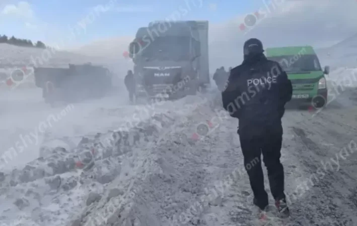 ԼՈՒՍԱՆԿԱՐՆԵՐ․ Մոտ 300 ավտոմեքենաներ չեն կարողանում տեղաշարժվել․ Արագածոտնից Լոռի երթևեկությունը 1,5 ժամից ավելի է՝ դադարեցվել է