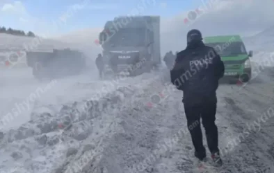 ԼՈՒՍԱՆԿԱՐՆԵՐ․ Մոտ 300 ավտոմեքենաներ չեն կարողանում տեղաշարժվել․ Արագածոտնից Լոռի երթևեկությունը 1,5 ժամից ավելի է՝ դադարեցվել է