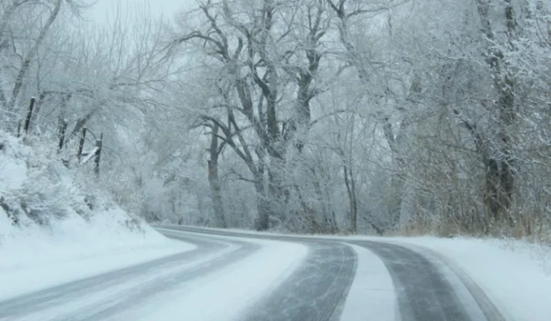 Վարդենյաց լեռնանցքում և Սարավան-«Զանգեր» կոչվող հատվածում տեղում է ձյուն