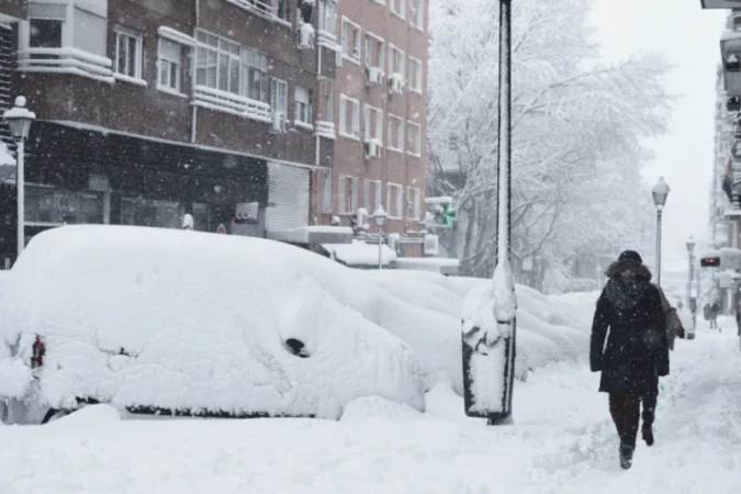 Շվեդիայում ձնաբքի պատճառով շուրջ 1000 մեքենա և բեռնատար մնացել է մայրուղու վրա