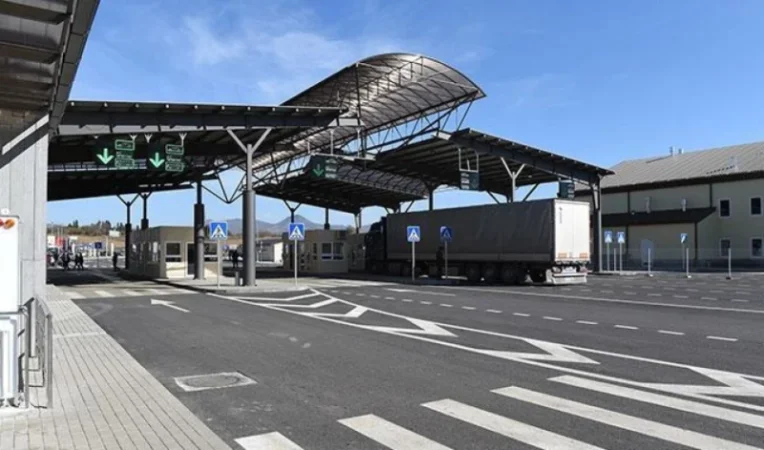 8 քաղաքացի՝ որոնցից 2-ը իգական սեռի, մուտք են գործել մաքսային հսկողության գոտի ոչ սթափ վիճակում․ ՊԵԿ-ը մանրամասնում է