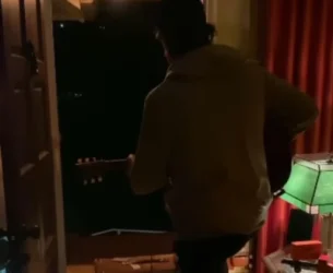 ՏԵՍԱՆՅՈՒԹ․ Հայտնի կիթառահարը ի պատասխան դրսից լսվող հայերեն երգի՝ բարձր ռոք է նվագել