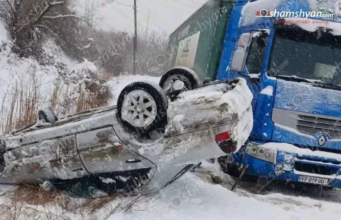 Mercedes-ը դուրս է եկել ճանապարհի երթևեկելի գոտուց ու գլխիվայր շրջվել