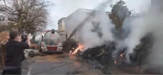 ՏԵՍԱՆՅՈՒԹ. Ֆրանսիայում բողոքի ակցիաներ են. ֆերմերները հրկիզել անվադողերի մի հսկա կույտ և խոտի դեզեր