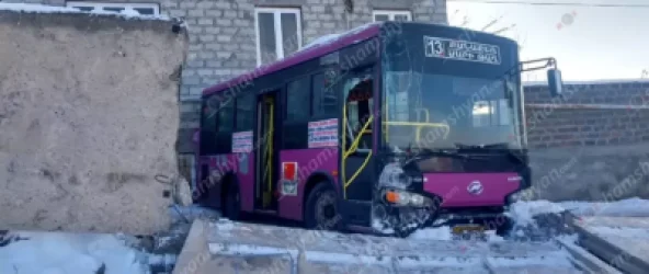 ԼՈՒՍԱՆԿԱՐՆԵՐ. Ավտոբուսը կոտրել է տան քարե պարիսպն ու երկաթե ճաղավանդակը, բախվել գազի խողովակին