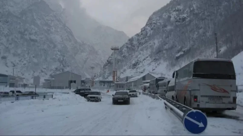 Ավելի քան 2.6 հազար բեռնատար կուտակվել են ռուս-վրացական սահմանին.  Վերին Լարսը փակ է