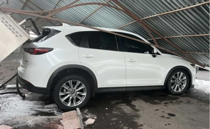 ԼՈՒՍԱՆԿԱՐ․ Երևանի Բագրևանդի փողոցի ավտոլվացման կետերից մեկի տանիքի ծածկը ընկել է ավտոմեքենայի վրա