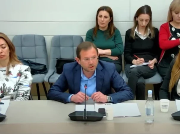 Որպես զինվորի հայր եմ ասում՝ ֆորմա էլ էի առնում, «մայկա-տռուսիկ» էլ, երբ ասում էիք՝ խնդիր չկա․ Գեղամ Մանուկյանը՝ ՊՆ փոխնախարարին