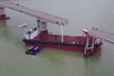 ՏԵՍԱՆՅՈՒԹ․ Բեռնանավը երկու կես է արել կամուրջը. մեքենաներն ընկել են ջուրը․ Չինաստան