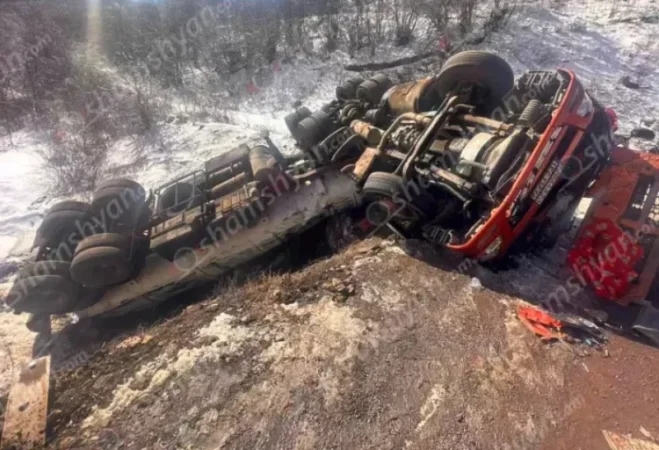 ԼՈՒՍԱՆԿԱՐՆԵՐ․ Սյունիքում ավիաբենզինով բարձված բեռնատարը կողաշրջվել է․ կան վիրավորներ և դիզվառելիքի արտահոսք