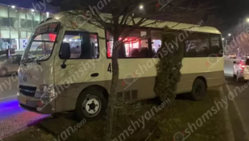 Վարորդն իջել է 30-ից ավելի ուղևորով ավտոբուսից. ինքնաբերաբար առաջ է ընթացել, կոտրել ծառեր