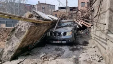 Երևանի կենտրոնում հսկայական պատը փլուզվել է բնակչի ավտոմեքնայի վրա. սկսվել է գազի արտահոսք